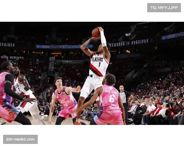 开拓者亨德森快攻中不看人传球，助攻西蒙斯跟进命中追身三分